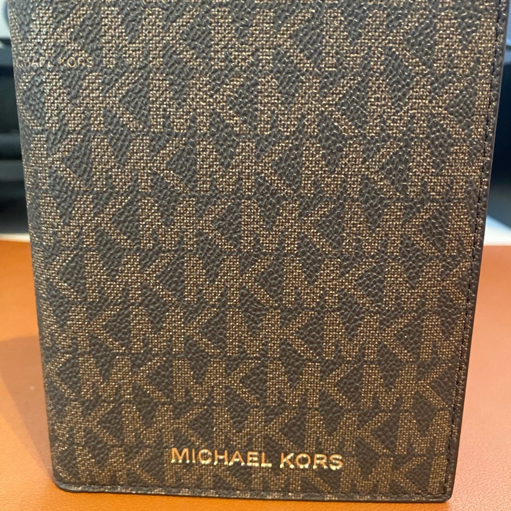 NIB Michael Kors Bedford Travel Passport Wallet - Brown/Acorn